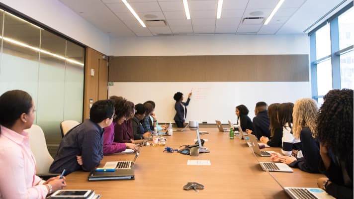 Professionals werken samen aan een opdracht